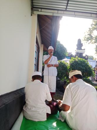 Persembahyangan serangkaian hari suci purnama di kantor Perbekel Anturan,mei 2024