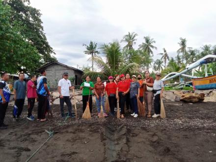 PKK dan Pemerintah Desa Anturan Gelar Kegiatan Kulkul Pembersihan di Pantai Celuk Agung
