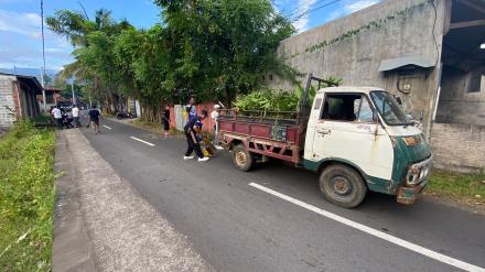 JUMAT BERSIH DI AREAL JALAN RAYA PURA DALEM DESA ANTURAN