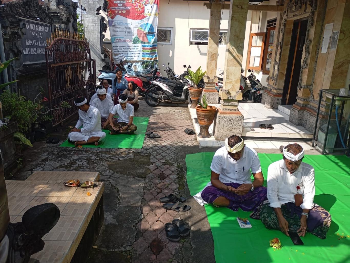 Kegiatan Persembahyangan,mepiuing di rahina suci Tilem di Kantor ...